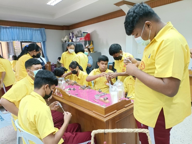 โครงการส่งเสริมการเรียนรู้ทักษะชีวิตและทักษะพัฒนาอาชีพแก่เด็กและเยาวขน 